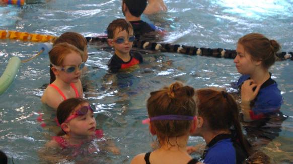 PerfectGym Swim School lesson plan swim group talking together